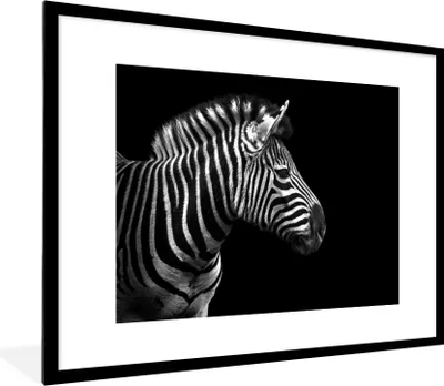 Produktbild von MuchoWow® Gerahmtes Poster Zebra - Schwarz - Weiß - Porträt - Tiere 80x60 cm - Poster mit Schwarzem Bilderrahmen Wandposter Rahmen Foto Bilder - Schlafzimmer-Dekorationen - Fotoposter