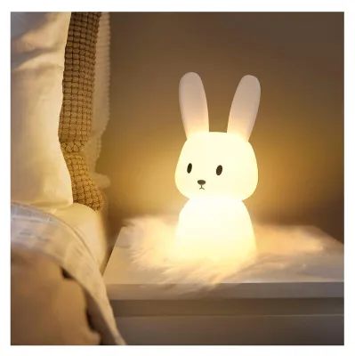 Produktbild von SOLIDEE Nachtlicht Kinder, Bunny Silikon Stilllicht Baby mit 7 Lichtwechse Dimmbar Tap Control USB-Aufladung und Timing Funktion Nachttischlampe Kinderzimmer Deko Geschenke Kawaii Schlaflichter