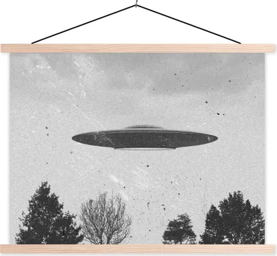 Produktbild von MuchoWow® Textilposter Ufo - Vintage - Baum - Schwarz - Weiß 150x113 cm mit holzfarbenen Rahmen - Poster