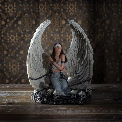 Produktbild von Engel "Captive Spirit" - Fantasy, Ketten, Totenkopf