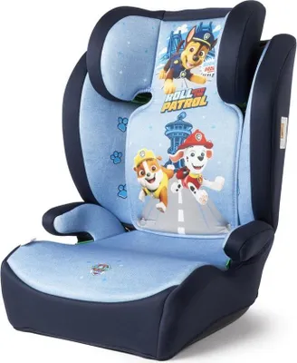 Produktbild von Tataway Paw Patrol Autositz für Kinder von 100 bis 150 cm Größe mit Grafiken der entzückenden Hunde Chase, Rubble und Marshall auf blauem und hellblauem Hintergrund