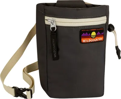 Flow Chalk Bag von Wild Country; grau mit Reißverschluss und Schultergurt; geeignet für Kletterer.