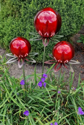 Produktbild von Blütenzauber Paris Rosenkugel 15/10/10 cm Edelstahl rot matt gebürstet Gartenstecker mit Stab 80 cm