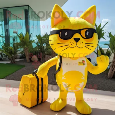Produktbild von Maskottchen REDBROKOLY kostüm der gelben Katze bekleidet mit Bikini und Umhängetaschen