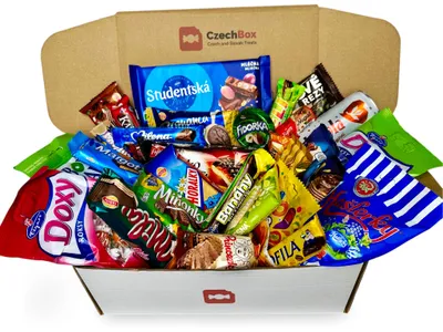 Produktbild von CzechBox Czechoslovakia - Köstliche Auswahl von 30 verschiedenen Snacks, Schokolade, Bonbons und Getränken aus der Tschechischen und Slowakischen Rep.