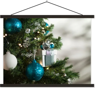 Produktbild von MuchoWow® Textilposter Eine Nahaufnahme eines Weihnachtsbaums mit blauen und weißen Kugeln 40x30 cm mit schwarzem Rahmen - Dekorationen