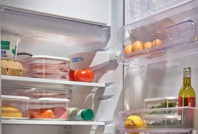 Zdjęcie produktu dla Pudełko do przechowywania żywności Unyqoos® z 3 przegródkami, czarne – pojemność 1650 ml, 3 oddzielne pojemniki, idealne do przechowywania wędlin i serów, można myć w zmywarce