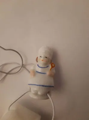 Produktbild von Porzellan Tropfenfänger Köchin, handbemalt für Kaffee- oder Teekannen, Figur Koch