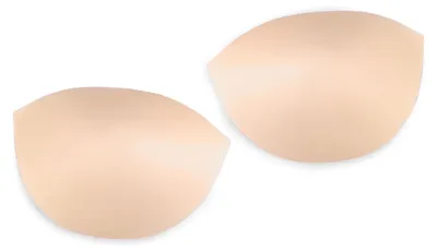 Ein Paar beige BH Einlagen Cups und Bikini Pads aus Schaumstoff für eine natürliche Brustform.