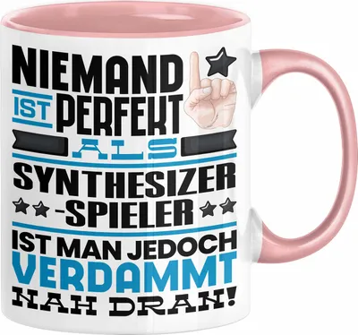 Produktbild von Synthesizer-Spieler Geschenk Tasse Lustige Geschenkidee für Synthesizer-Spieler Geburtstag Kaffee-Becher Niemand Ist Perfekt Aber Als Synthesizer-Spieler Ist Man Nah Dran (Rosa)