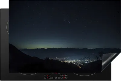 Produktbild von KitchenYeah© Herdabdeckplatte Himmel über den Bergen in der Nacht in Schwarz und Weiß , 81x52cm, Küche Deko, Glaskeramikkochfeld Herdabdeckung, Abdeckplatte fùr Kochfeld