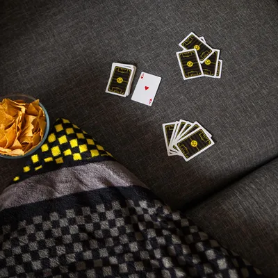 Produktbild von Skatspiel mit 32 Blatt, französischem Bild und schwarzgelben Rückseiten mit BVB-Emblemen
