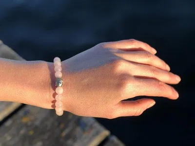 Produktbild von FastShopping - Rosenquarz Armband mit echten Naturstein Perlen, Buddha Kopfperle, einzigartige handgefertigte Schmuck, trendige und spirituelle, perfekt für e