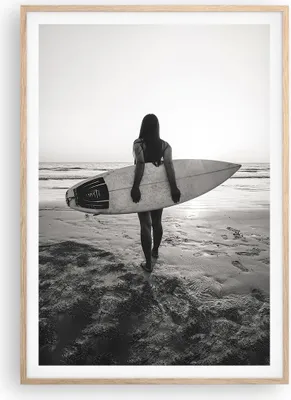 Produktbild von Gerahmtes Poster - Rahmen in heller Eiche - Frau Strand Surfen - 70x100 cm - Wand Bild - Wanddeko - Wandbilder - Kunstposter - Wandposter - Bilderrahmen - Bilder - Kunstdruck - P2NPA70x100-5036