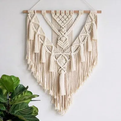 Productafbeelding van Ibenzoa® Macramé Wanddecoratie – Handgemaakt boho wandkunst van katoenen touw met houten stok en franjes, 55 x 70 cm