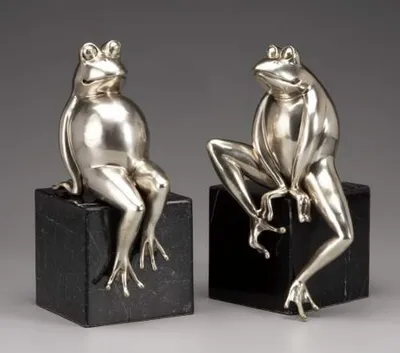 Produktbild von Casa Padrino Luxus Bücherstützen Frösche aus Bronze auf Marmorsockel - Bücherstütze - Book End