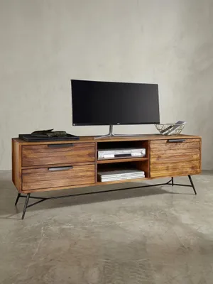 Frontansicht des 160x54x40 cm großen TV-Lowboards aus Massivholz. Das Design-Hifi-Board zeigt geräumige Schubladen, offene Fächer und filigrane schwarze Metallbeine im modernen Look_#sku_SARWL5.584#