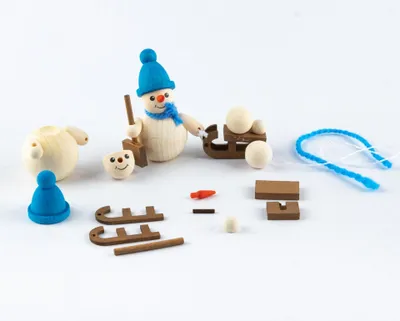 Produktbild von Bastelsatz Schneemann mit Schlitten blau Höhe 6cm NEU