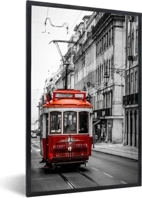 Produktbild von MuchoWow® Gerahmtes Poster Schwarz-Weiß-Foto eines alten roten Zuges 60x90 cm - Poster mit Schwarzem Bilderrahmen Wandposter Rahmen Foto Bilder - Kunst
