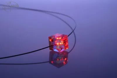 Produktbild von Collier LED Kristall Cube Rot Crystal mit Swarovski® Elements
