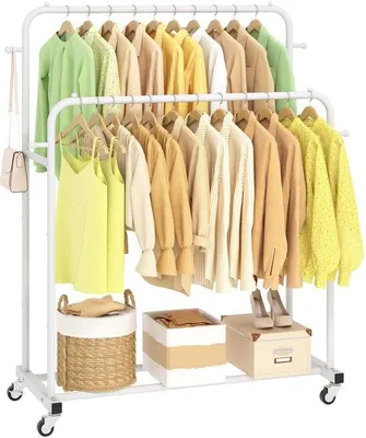 Imagen del producto de Percha móvil Unyqoos® con ruedas, con 2 barras y 4 ganchos, estante inferior para zapatos, color blanco. Incluye 4 ruedas giratorias (2 con freno)