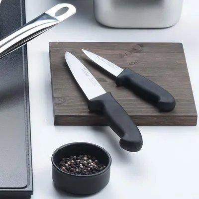 Immagine prodotto di Pinti Coltello Cucina Professionale P-9000 – Lama da 15cm in Acciaio Inox Forgiato – Manico Antiscivolo ergonomico nero - per taglio di carne, pesce e verdure – per Uso Domestico e Professionale – Italy