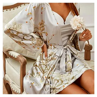 Produktbild von Leichter Satin Bademantel für Damen im Zweiteiler-Set mit Kimono und Spaghettiträger-Nachtkleid