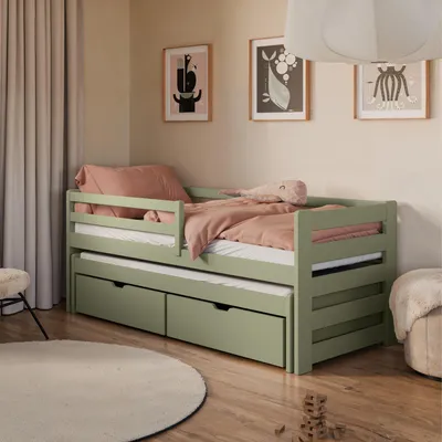 Image de Lit simple 90x200 avec lit gigogne 90x190 avec deux tiroirs, protection contre les chutes et sommiers à lattes, bois massif en vert olive, lit fonctionnel pour enfants