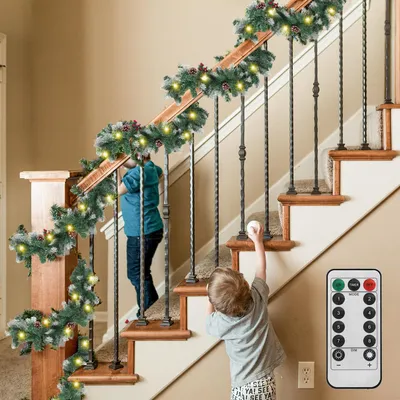 Produktbild von Ikodm Weihnachtsbeleuchtung 2,7 m LED Tannengirlande mit 30 LEDs Beeren Tannenzapfen und weißen Zweigen Batterie