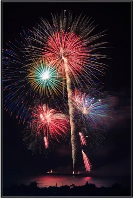 Produktbild von Wallario Wandbild Feuerwerk bei Nacht, Größe: 61 x 91,50 cm, Poster mit schwarzem Aluminiumrahmen