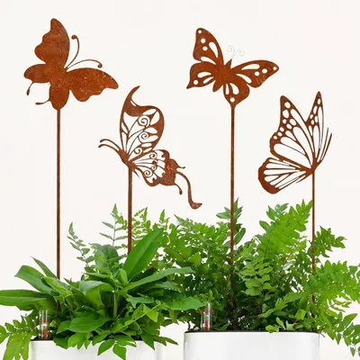 Produktbild von 4er-Set mit Schmetterlingen als Blumenstecker aus Metall in Rostoptik für Garten und Balkon – wetterfeste Gartendekoration für draußen