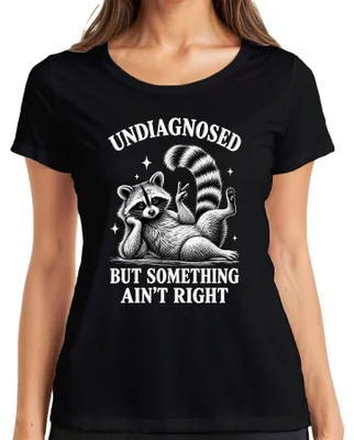 Productafbeelding van Undiagnosticeerd, maar er klopt iets niet. Wasbeer. Dames T-shirt, zwart, maat L