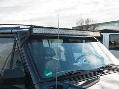 Zdjęcie produktu dla Uchwyt LED Bar czarny Lightbar Bracket Jeep Cherokee XJ 84-01