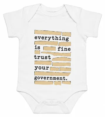 Productafbeelding van Alles is goed. Vertrouw op uw overheid. Satire. Ironie. Sarkasme. Artikel. Baby. Body. Wit. 6/12 maanden