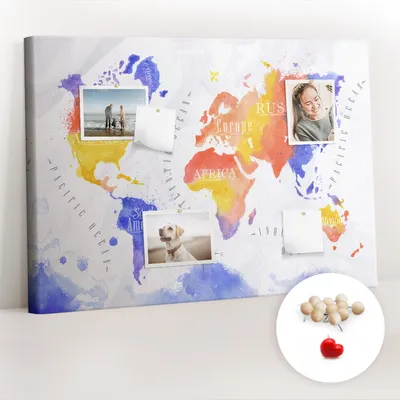 Obrázek produktu pro Korková nástěnka s kolíčky - Tabule s kolíky pro fotografie a poznámky - 100x70 cm - Připínáčky dřevěné 100 kusů - Akvarelová mapa světa