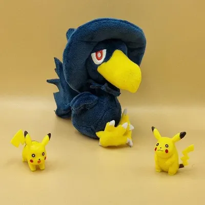 Zdjęcie produktu dla Pluszak Pokemon Kramurx – pluszak Murkrow o wysokości 15 cm