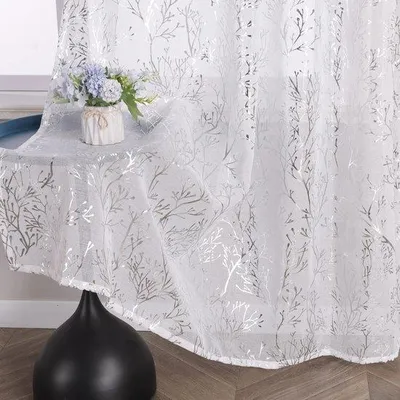 Obrázok produktu pre Záves Unyqoos® priehľadný, striebornej farby, s motívom vetvičiek – 140 x 245 cm, 100% polyester, priepustný pre svetlo, s volánovou páskou, pútkami a okami