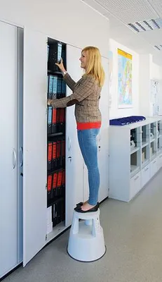 Produktbild von Günzburger Steigtechnik Kunststoff-Rolltritt Kunststoff RAL 7035 lichtgrau - 050001