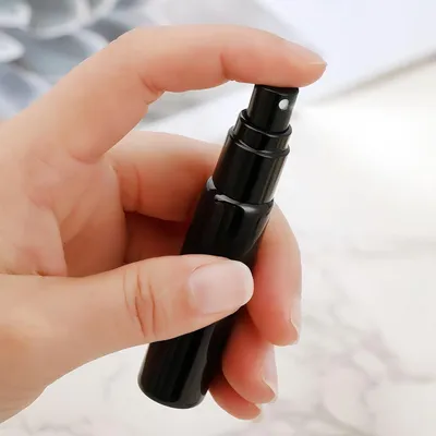 Produktbild von Nachfüllbare Parfumzerstäuber 100 Stück - 2 ml Mini-Sprühflaschen für Parfum - Leere Sprühflaschen - Kleine Flaschen aus Kunststoff - Mit Etikettenstickern - Für Unterwegs (Schwarz)
