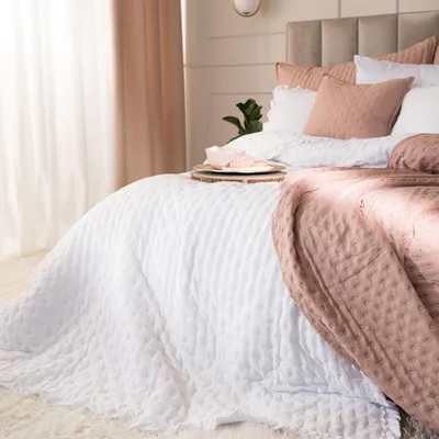 Produktbild von WERONA Tagesdecke 220x240cm Weiß mit Rüschen - Eleganz und Frische in Ihrem Schlafzimmer