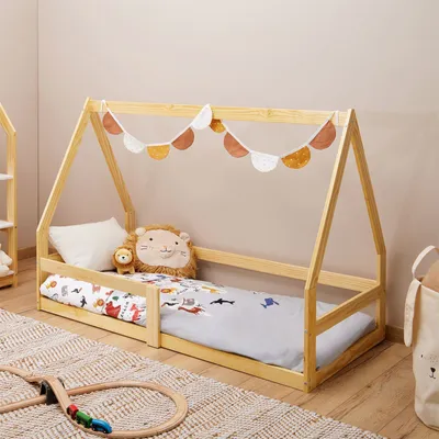 Produktbild von Hausbett LUSIA Kinderbett in Hausform, 80 x 160 cm, natur, Kiefernholz Kinderbett mit Rausfallschutz, ideal zum Schlafen und Spielen, Bodenbett, Montessori