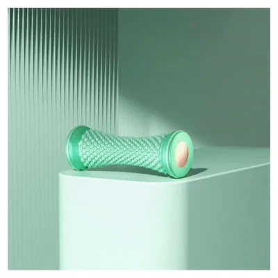 Produktbild von Fußmassageroller – Tragbarer Akupressurroller zur Linderung von Fußschmerzen, Entspannung der Muskeln und Förderung der Durchblutung. Ergonomisch gestaltet für den Einsatz zu Hause und im Büro.