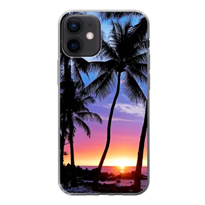 Produktbild von MuchoWow® Handyhülle Schutzhülle Hülle für iPhone 12 Der farbenprächtige Sonnenuntergang hinter einer Reihe von Palmen auf Hawaii Silikon Softcase Handy Hülle - Schutzhülle
