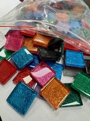Obrázok produktu pre Farebné sklenené mozaikové kamienky s trblietkami – 1,1 kg, 120 kusov – dekoratívne, vhodné na tvorivé činnosti