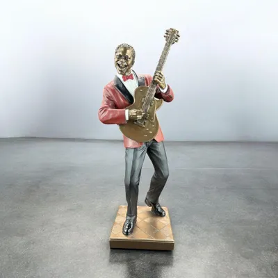 Imagen del producto de Músico con guitarra – Figura decorativa de bronce, pintada a mano, 11 cm × 9.5 cm × 32 cm, modelo WU76221A5