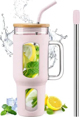 Produktbild von Famanu Glasbecher mit Deckel und Strohhalm - 1400 ml - Rosa