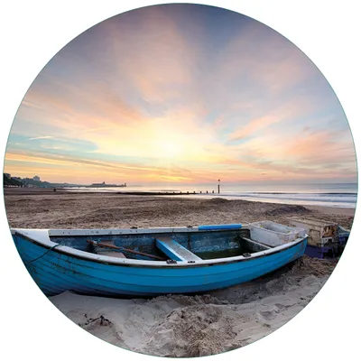 Produktbild von Wallario Premium Glasbild, freischwebende Optik, kräftige Farben, rund 50cm Durchmesser, Motiv Fischerboot am Strand bei Sonnenuntergang