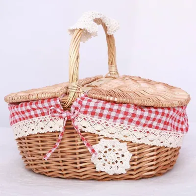 Image de Panier de pique-nique en rotin avec couvercle, idéal pour une utilisation en extérieur