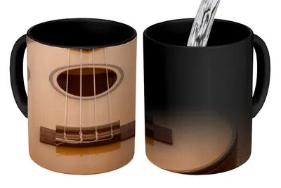 Obrázok produktu pre KitchenYeah® Magický hrnček Magický hrnček Magická akustická gitara na drevenom stole 350 ml Hrnček meniaci farbu Nápad na darček - Magický hrnček - Foto hrnček - Keramické hrnčeky - Obrázky - Šálka kávy - G