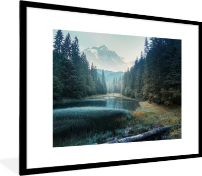 Produktbild von MuchoWow® Gerahmtes Poster Wald - Gras - Berge - Bäume - Natur 80x60 cm - Poster mit Schwarzem Bilderrahmen Wandposter Rahmen Foto Bilder - Schlafzimmer-Dekorationen - Fotoposter